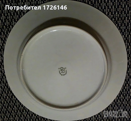 Порцеланова чиния на Изида с червен кант , снимка 3 - Чинии - 54059200