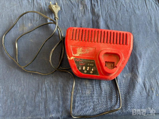 Зарядна станция Milwaukee C12 M12, снимка 3 - Други инструменти - 52175855