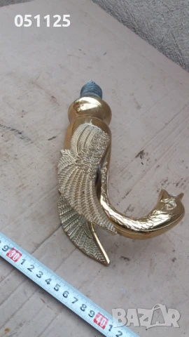 масивен бронзов кран с форма на птица 