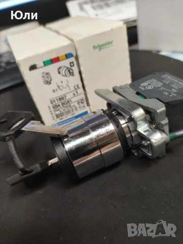 Двупозиционен ключ ф22 мм, със заключване Schneider Electric, XB4 BG61