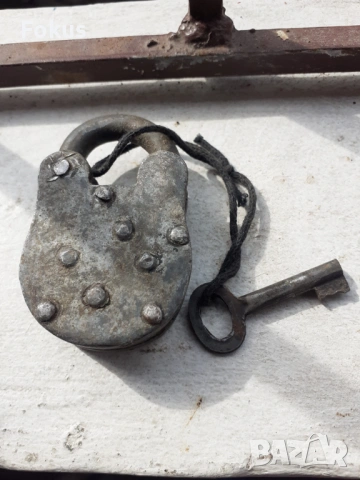 Стар кован катинар кофар катанец с ключ маркировки 2, снимка 4 - Антикварни и старинни предмети - 53685485