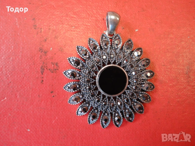 Страхотна колие медальон с камъни , снимка 2 - Колиета, медальони, синджири - 53302606