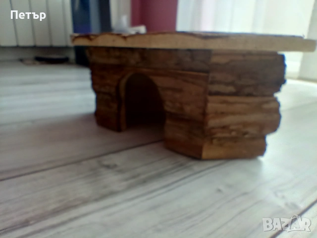 Продавам ъглова дървена къщичка за домашен любимец