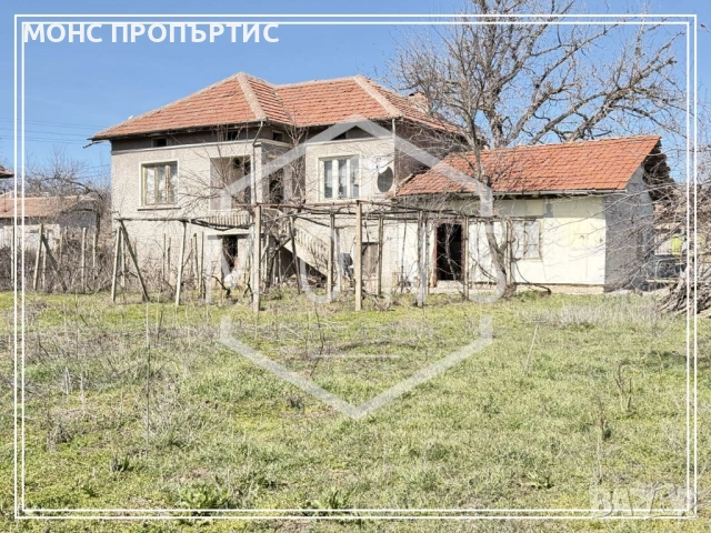 Двуетажна къща с просторен двор и гараж на тихо място в с. Караисен, обл. Велико Търново.