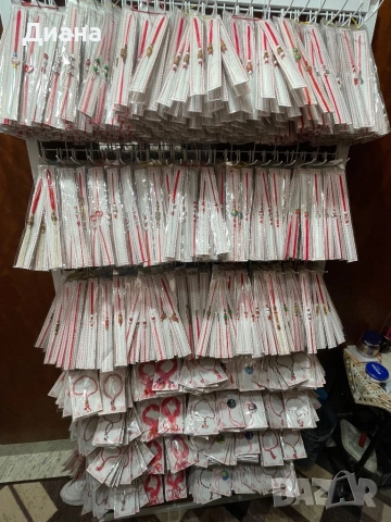 Стелаж с мартеници