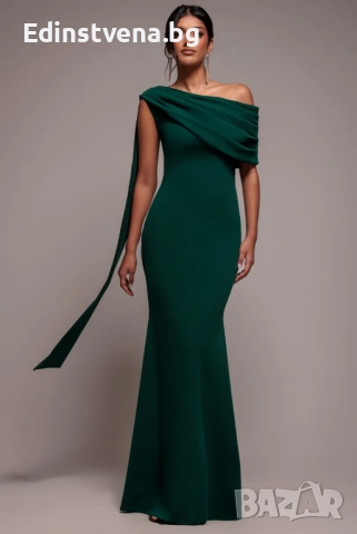 Дамска дълга изумрудено зелена рокля с голо рамо и елегантна драперия