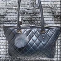 Дамска кожена чанта с пухче, снимка 3 - Чанти - 45859407