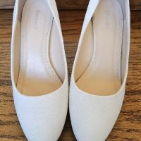 Бели обувки , снимка 2 - Дамски обувки на ток - 45472128