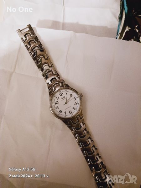 Продавам модерен марков ръчен мъжки часовник с метална сребърна верижка , снимка 1