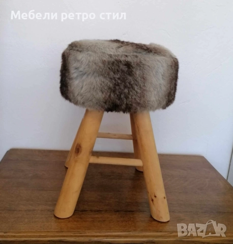 Малка, уютна табуретка  с мека, пухкава седалка с дървени крака в нюанси на сиво и кафяво. , снимка 2 - Дивани и мека мебел - 52234645