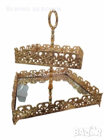 Луксозна двуетажна декорация в златисто с огледални основи, подходяща и като поставка за бижута