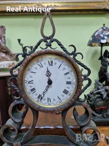 Уникален голям много красив антикварен настолен часовник с корпус от ковано желязо , снимка 3 - Антикварни и старинни предмети - 46304750