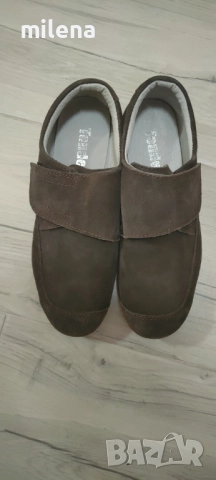 Нови спортни обувки естествена кожа