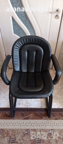 Метален стол с кожена седалка 