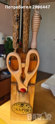 Два ножа, ножица за кости и точило-на поставка