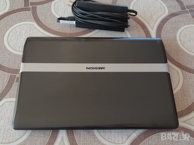 Лаптоп Medion Akoya P6815, снимка 2 - Лаптопи за дома - 53645446