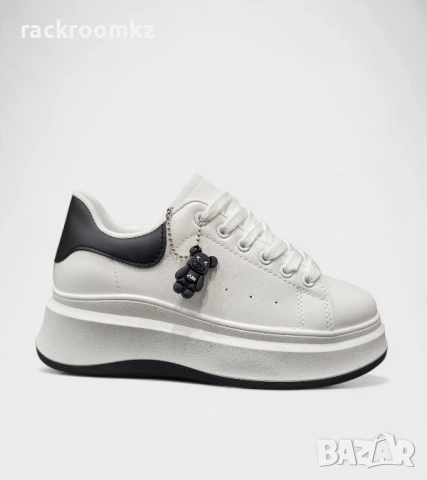 Модерни бели дамски кецове с черни детайли и меченце аксесоар D2349-2 white