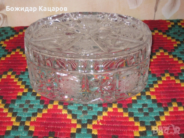 Много красив, кристален съд с капак. Цена- 12 евро. Пращам по Еконт.