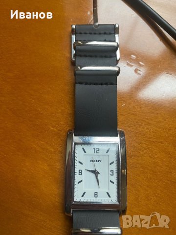 DKNY кварцов часовник