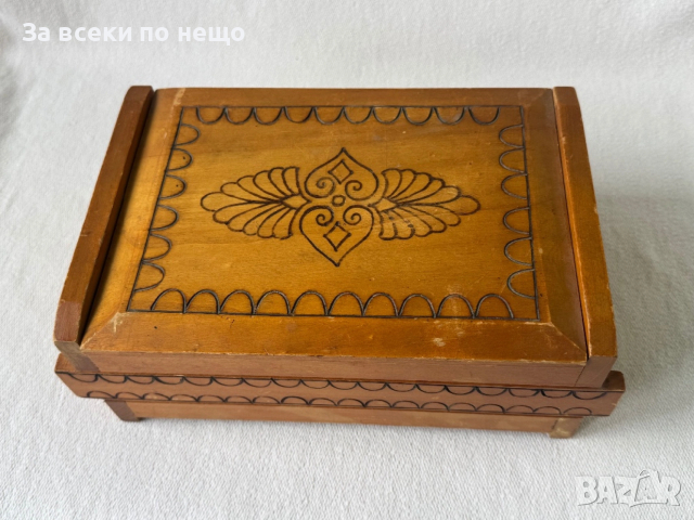 Стара дървена кутия 