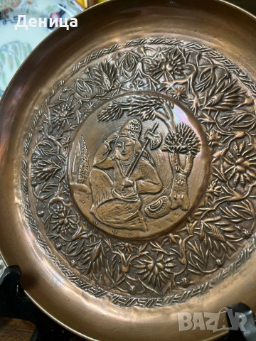 Стара медна чиния за стена Релефно изображение на седнал човек и флорални мотиви Диаметър-22 см и дъ, снимка 3 - Пана - 52809170