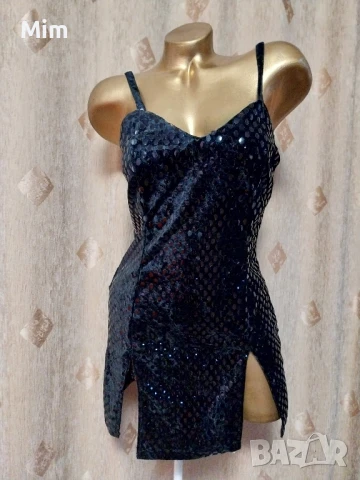 S Черна рокля от плюш с капки имитиращи лак , снимка 5 - Рокли - 50465868