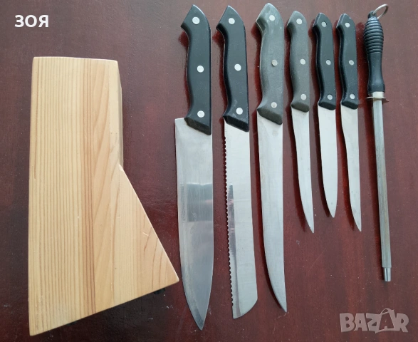 Комплект ножове със стойка.