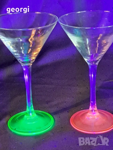 две френски чаши за мартини от ураново стъкло M1, снимка 2 - Чаши - 54163664