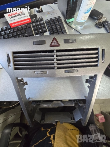 03758075 Конзола със бутон за аварийни светлини OPEL ASTRA H 13100105, снимка 2 - Части - 52522616