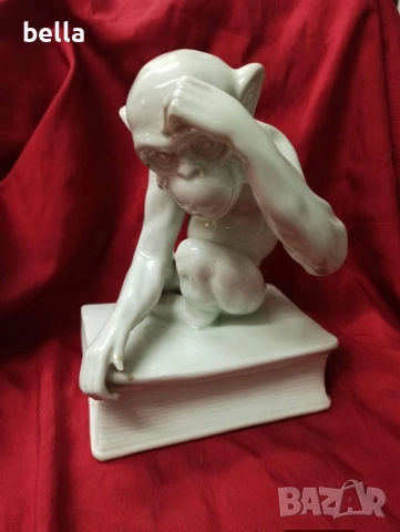 Изключително рядка порцеланова голяма пластика известна като маймуната на Дарвин