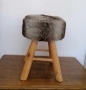 Малка, уютна табуретка  с мека, пухкава седалка с дървени крака в нюанси на сиво и кафяво. , снимка 2