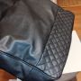 Дамска чанта в черно, кожена с  дръжки  тип верижки, снимка 10