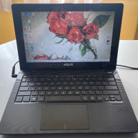 Лаптоп Asus X200M с тъчскрийн, снимка 1 - Лаптопи за дома - 45036629