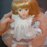 Продава се порцеланова кукла , снимка 1 - Кукли - 45491266