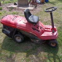 Продавам тракторна косачка за трева сменени масло и ремъци нови гуми, перфектно състояние., снимка 1 - Градинска техника - 45255076
