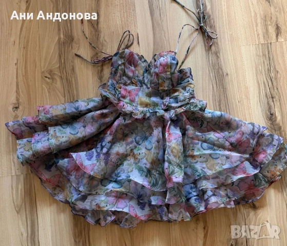 Многоцветна рокля с пеперудки