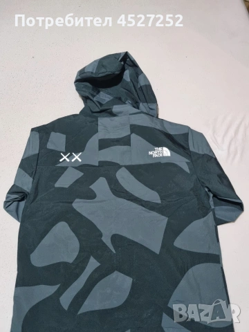 The North Face x KAWS Retro 1986 Mountain Jacket – Limited (Внос), снимка 3 - Якета - 53393950