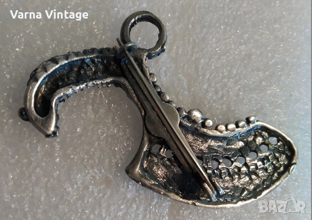 Красива значка брошка на нож, мачете, сатър., снимка 3 - Колекции - 51856252