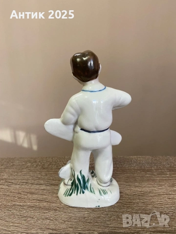 Винтидж порцеланова статуетка „Момче със самолет“, СССР, снимка 2 - Антикварни и старинни предмети - 53237171