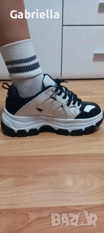 Маратонки GUESS, снимка 2 - Маратонки - 51965582