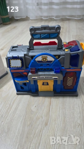 Това е детска играчка тип куфарче, която се трансформира в пожарна станция 2в1 , снимка 3 - Други - 53989263