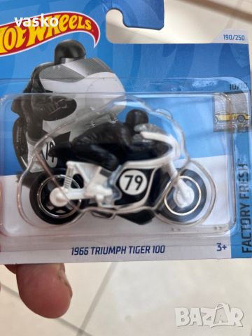 Hot wheels 1966 TRIUMPH , снимка 2 - Колекции - 46777618