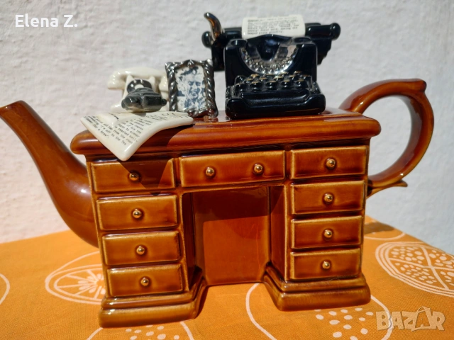 Голям, подписан чайник на Paul Cardew Бюро на криминален автор