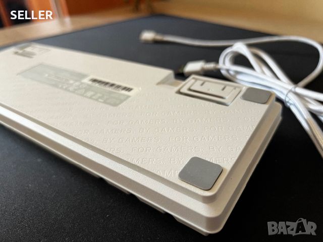 Като нова Razer Huntsman Mini White Linear, снимка 6 - Клавиатури и мишки - 46472559