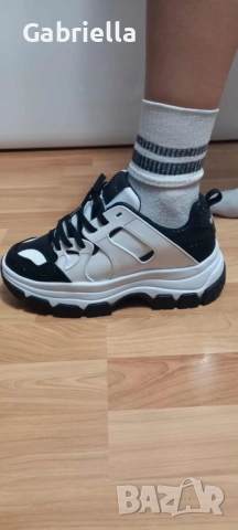 Маратонки GUESS, снимка 3 - Маратонки - 51965582