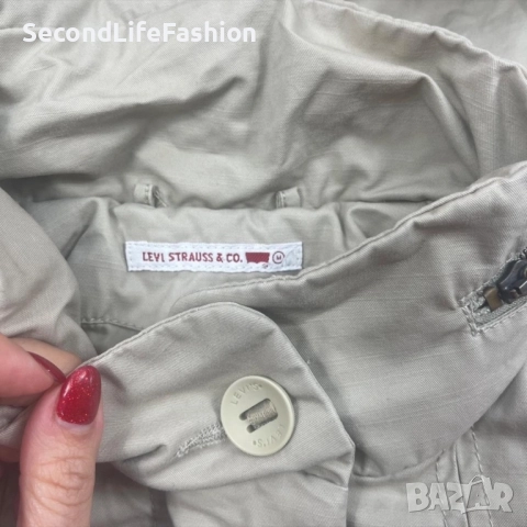 Яке Levi Strauss & Co, дамско, в стил милитари, с качулка, бродиран джоб, размер M, сиво Levi’s, снимка 2 - Якета - 52858606