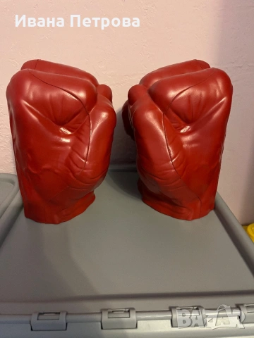 HASBRO Marvel смазващите ръкавици на червения Хълк