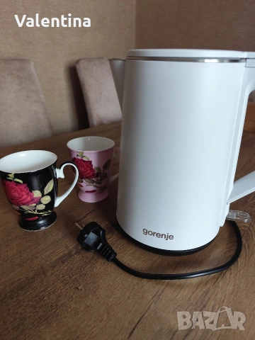 Електрическа кана за вода и порцеланови чаши 