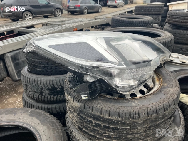 Продавам десен фар за Мицубиши спейсстар 2020, снимка 2 - Аксесоари и консумативи - 52864563