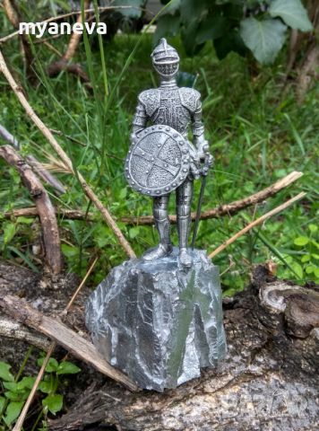 Скулптура на рицар  , метална с богата орнаментика , снимка 5 - Статуетки - 45879068